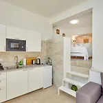 Ahava Buza דוברובניק